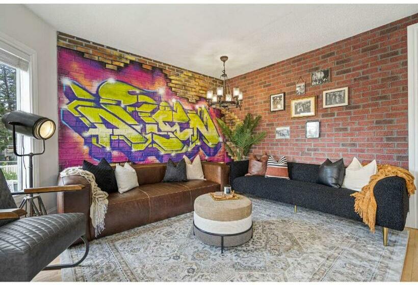 The Prohibition I Heritage Home I Sleeps 10 I Tv