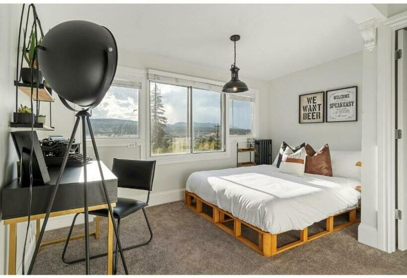 The Prohibition I Heritage Home I Sleeps 10 I Tv