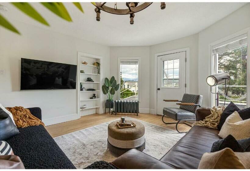 The Prohibition I Heritage Home I Sleeps 10 I Tv