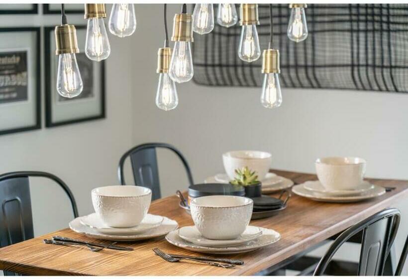 The Prohibition I Heritage Home I Sleeps 10 I Tv