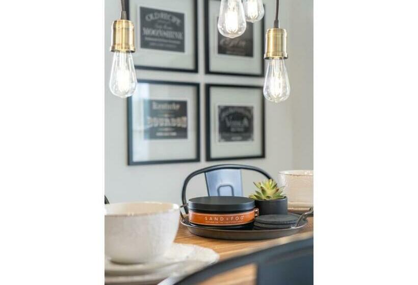 The Prohibition I Heritage Home I Sleeps 10 I Tv