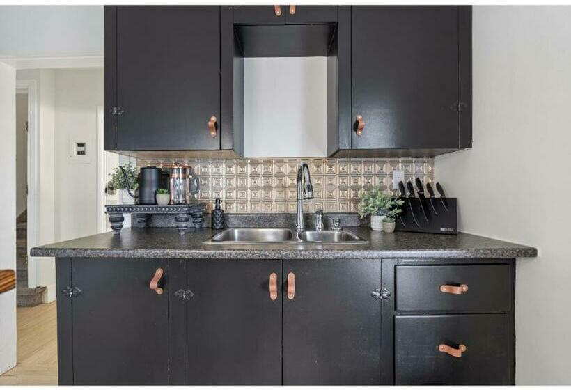 The Prohibition I Heritage Home I Sleeps 10 I Tv