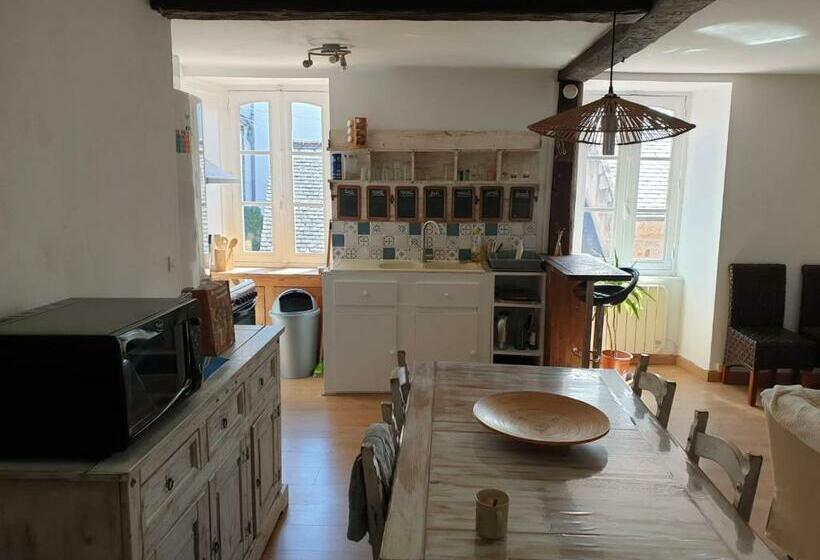 Yvana Au Cœur De La Ville Close