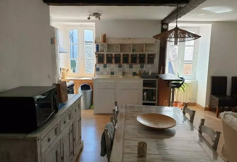 Yvana Au Cœur De La Ville Close