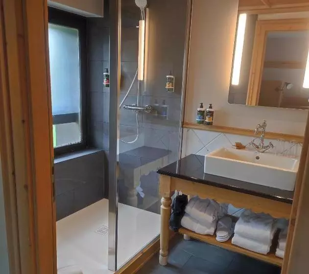 هتل Hôtel Restaurant Spa Les Jardins De Sophie