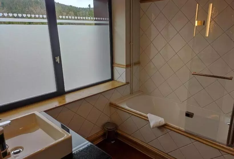 هتل Hôtel Restaurant Spa Les Jardins De Sophie