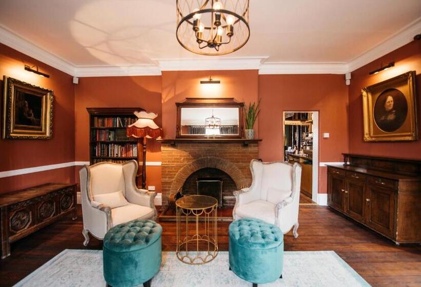 ホテル The Farmhouse At Redcoats