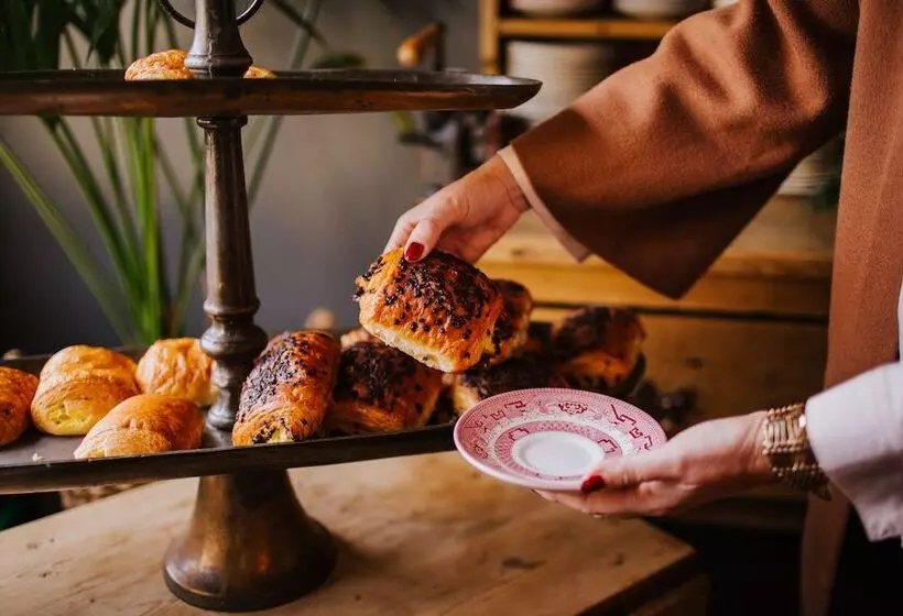 فندق The Farmhouse At Redcoats