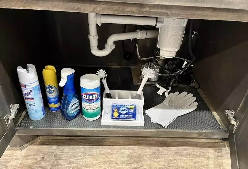 The Cosmopolitan Modern, Cozy, New 3bedroom Home