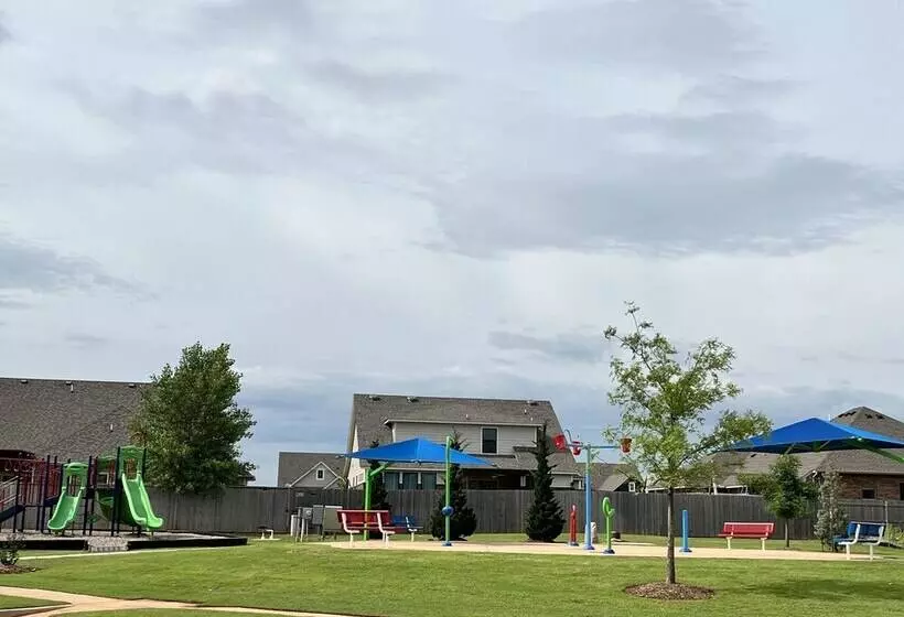 The Cosmopolitan Modern, Cozy, New 3bedroom Home