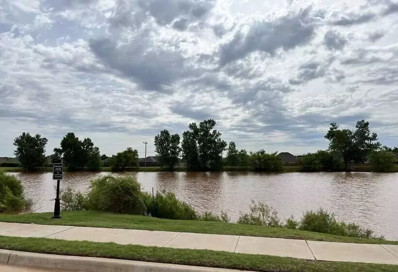 The Cosmopolitan Modern, Cozy, New 3bedroom Home