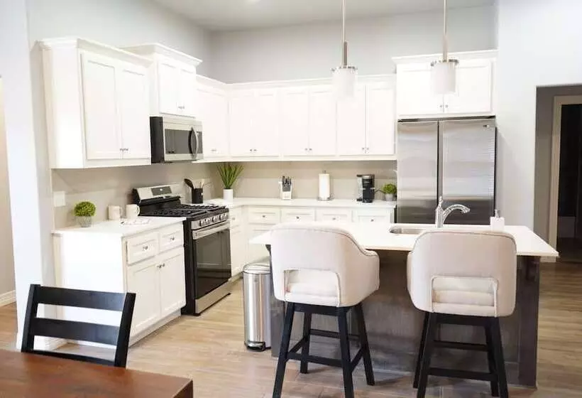 The Cosmopolitan Modern, Cozy, New 3bedroom Home