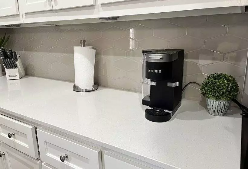 The Cosmopolitan Modern, Cozy, New 3bedroom Home