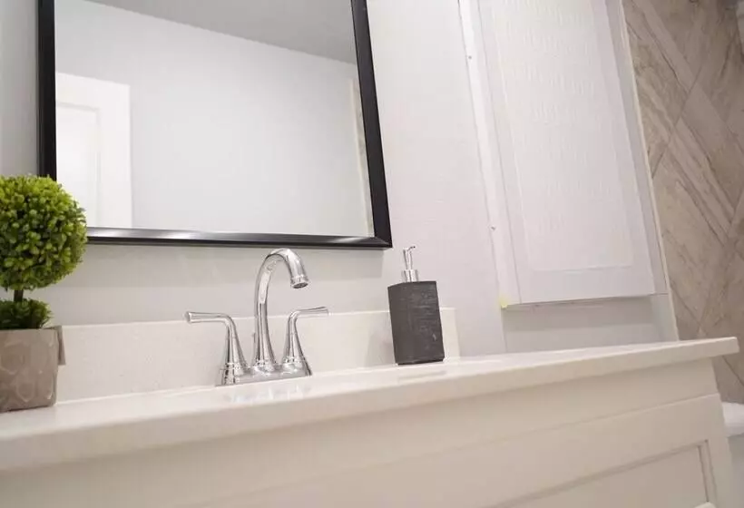 The Cosmopolitan Modern, Cozy, New 3bedroom Home