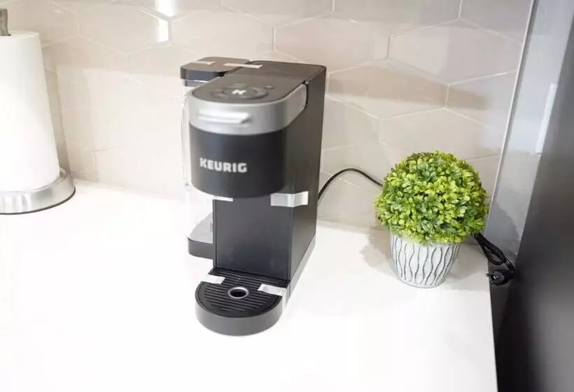 The Cosmopolitan Modern, Cozy, New 3bedroom Home