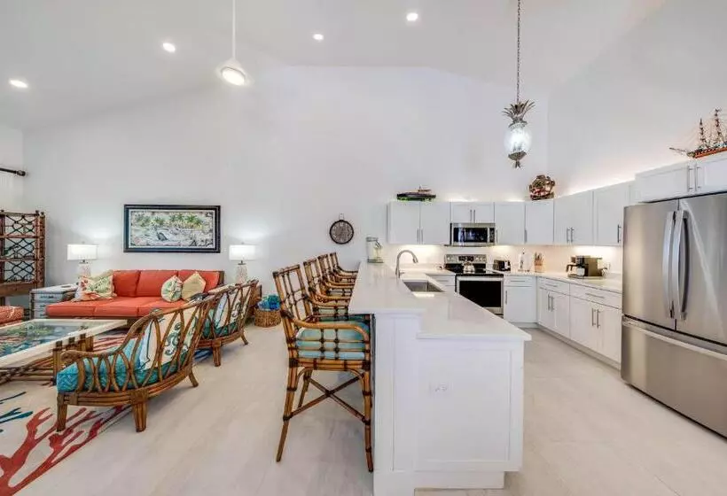 استراحتگاه Bahama Beach Club