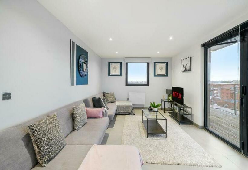 Stunning Chelmsford Penthouse With Balcony