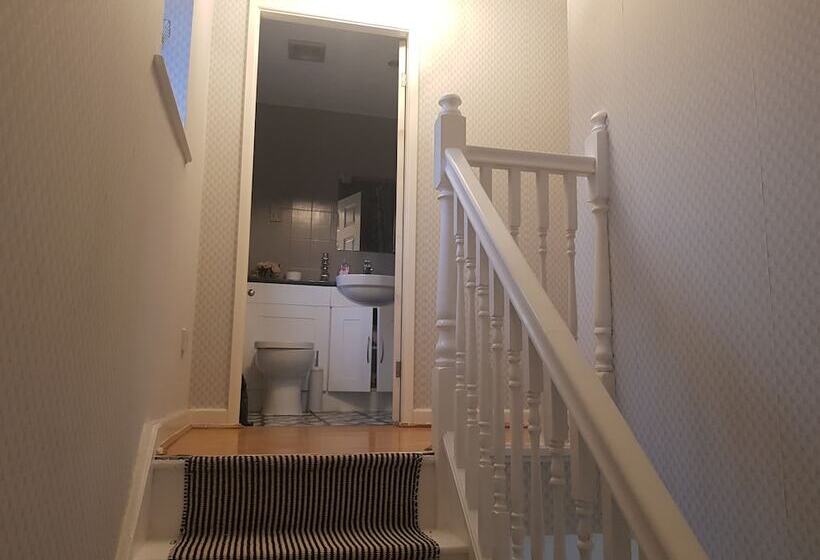 Beautiful 2 Bed House In Bolton With Free Parking