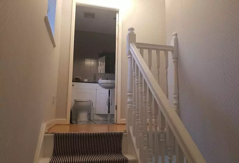 Beautiful 2 Bed House In Bolton With Free Parking