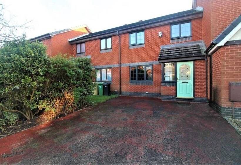 Beautiful 2 Bed House In Bolton With Free Parking