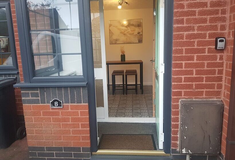 Beautiful 2 Bed House In Bolton With Free Parking