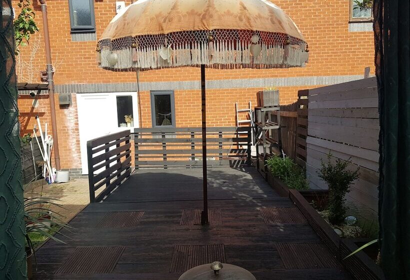 Beautiful 2 Bed House In Bolton With Free Parking