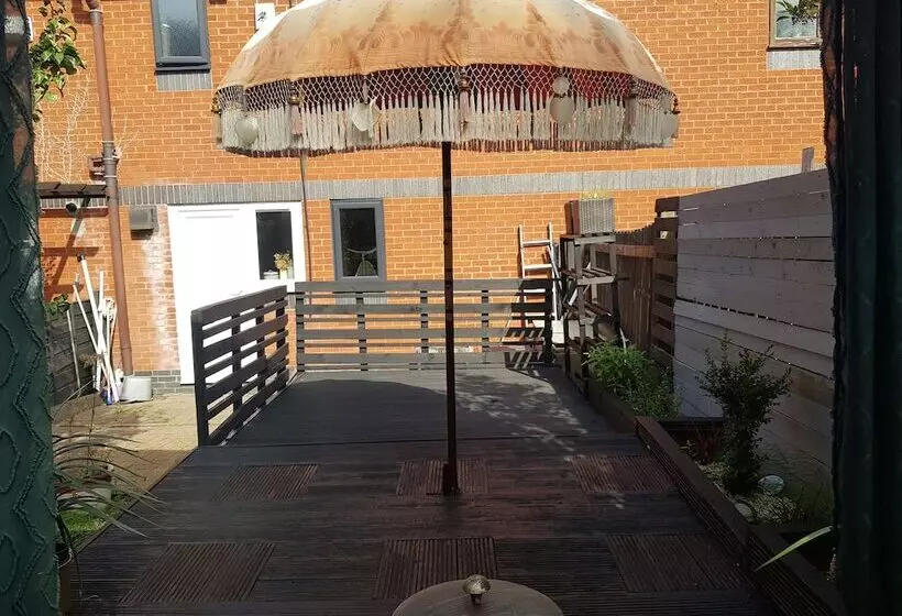 Beautiful 2 Bed House In Bolton With Free Parking