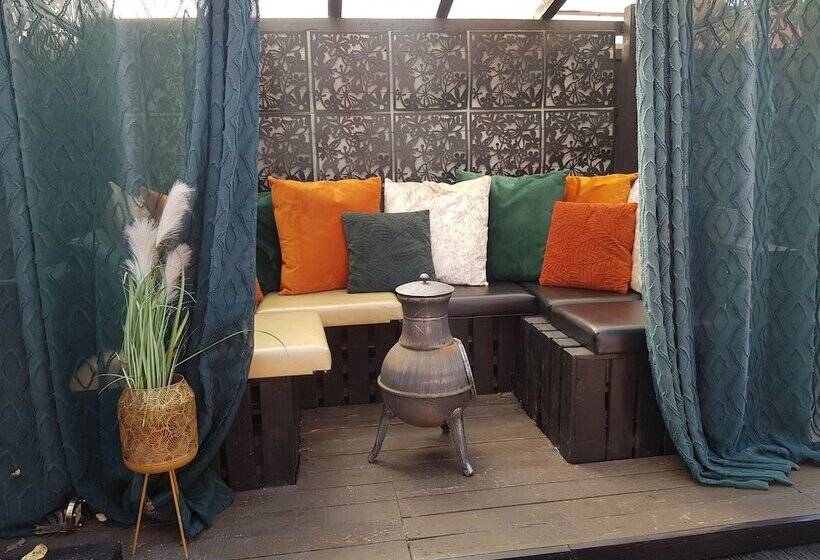 Beautiful 2 Bed House In Bolton With Free Parking