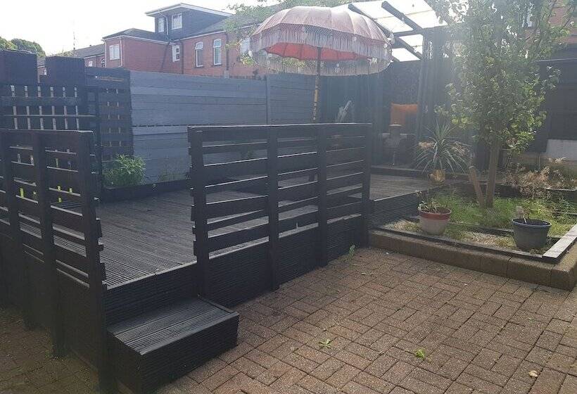 Beautiful 2 Bed House In Bolton With Free Parking