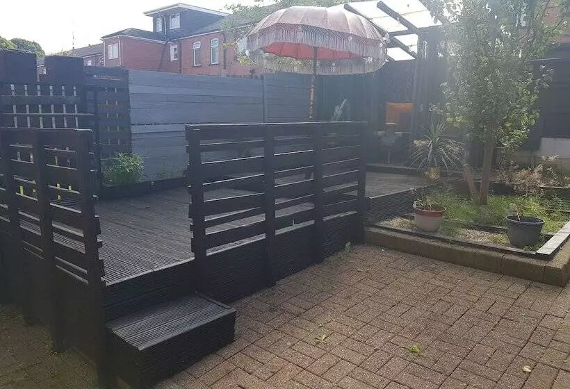 Beautiful 2 Bed House In Bolton With Free Parking