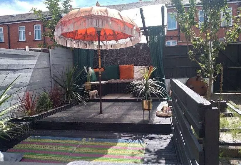 Beautiful 2 Bed House In Bolton With Free Parking