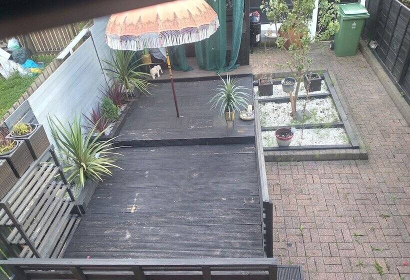 Beautiful 2 Bed House In Bolton With Free Parking