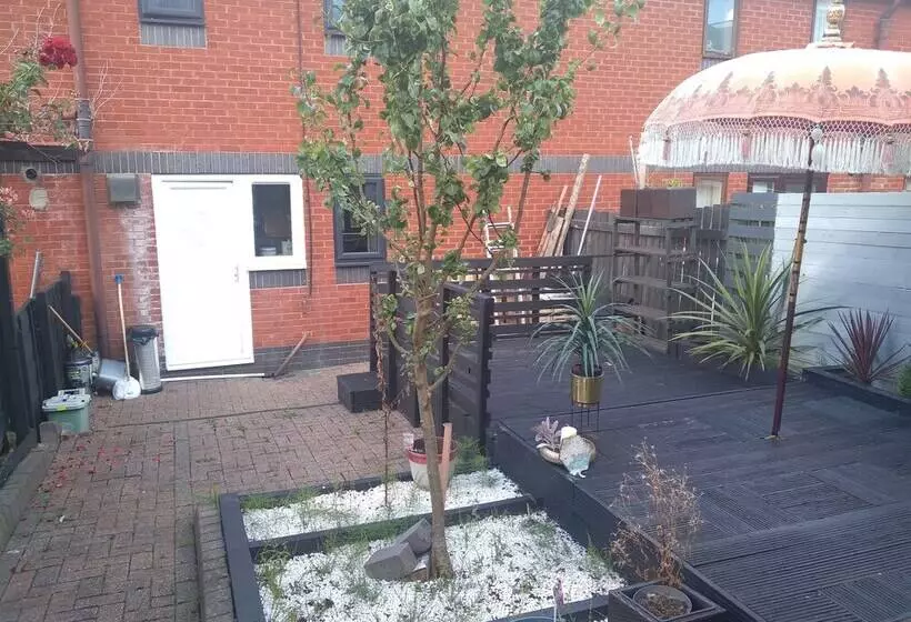 Beautiful 2 Bed House In Bolton With Free Parking