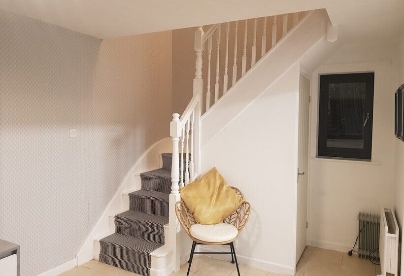 Beautiful 2 Bed House In Bolton With Free Parking