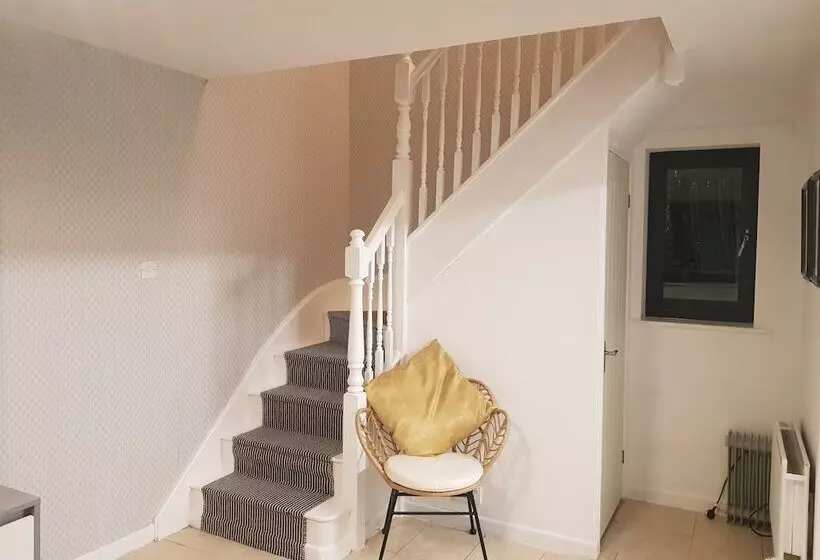 Beautiful 2 Bed House In Bolton With Free Parking