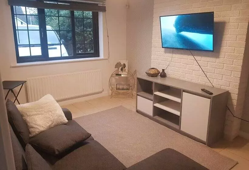 Beautiful 2 Bed House In Bolton With Free Parking