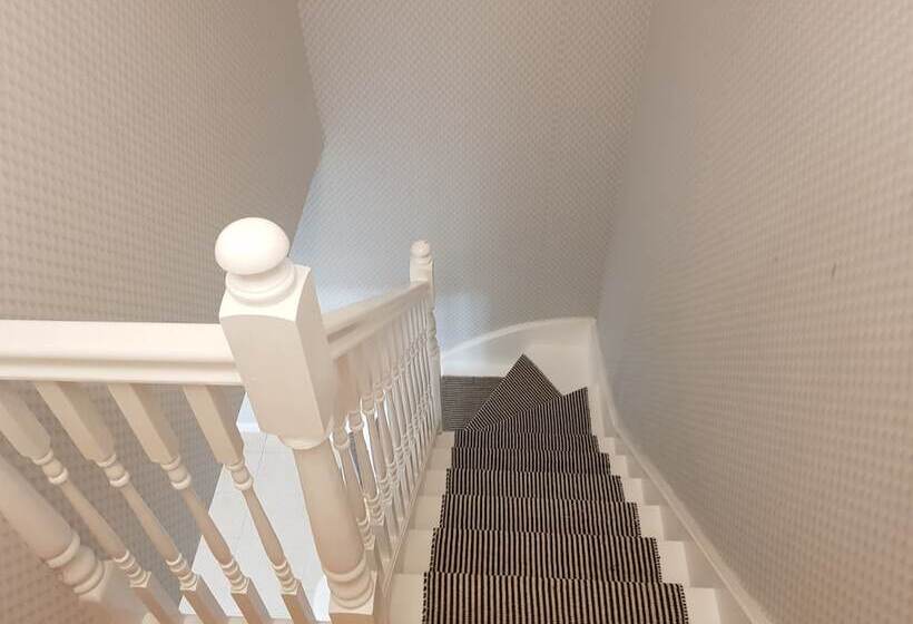 Beautiful 2 Bed House In Bolton With Free Parking