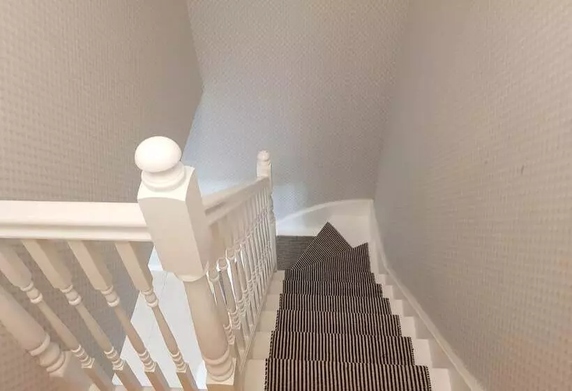 Beautiful 2 Bed House In Bolton With Free Parking