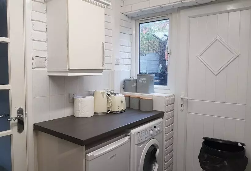 Beautiful 2 Bed House In Bolton With Free Parking