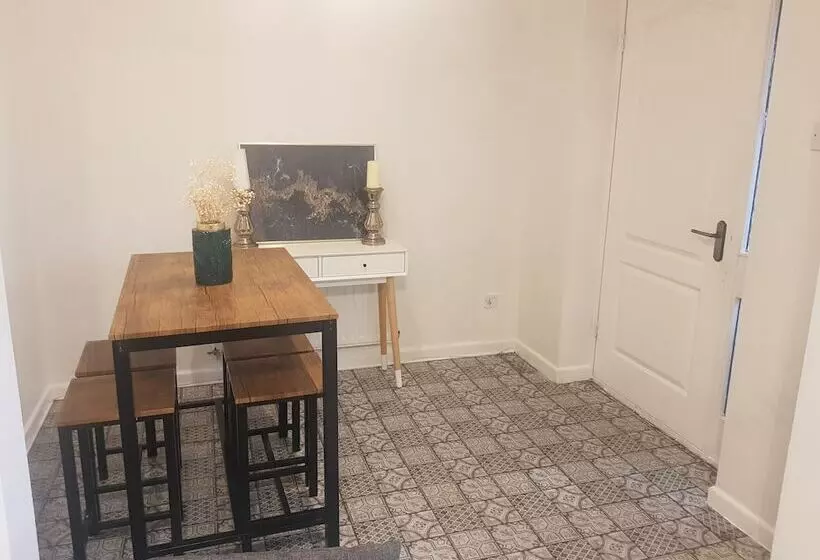 Beautiful 2 Bed House In Bolton With Free Parking