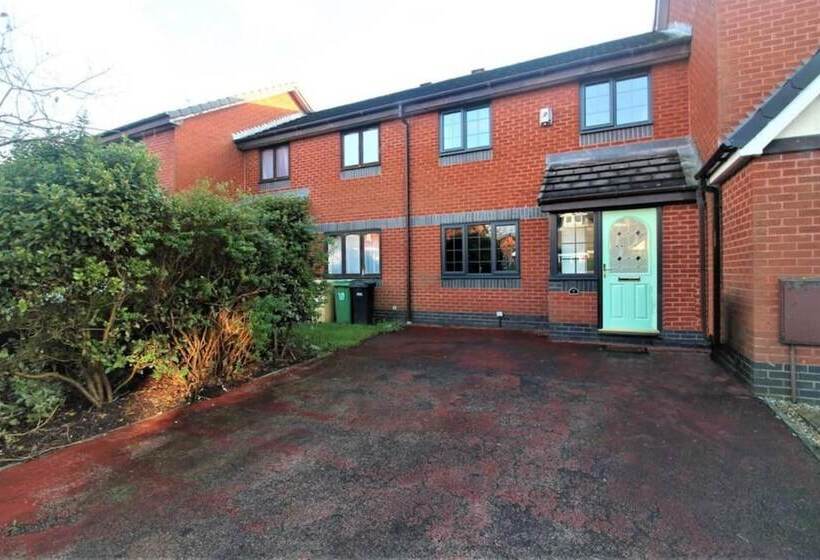 Beautiful 2 Bed House In Bolton With Free Parking