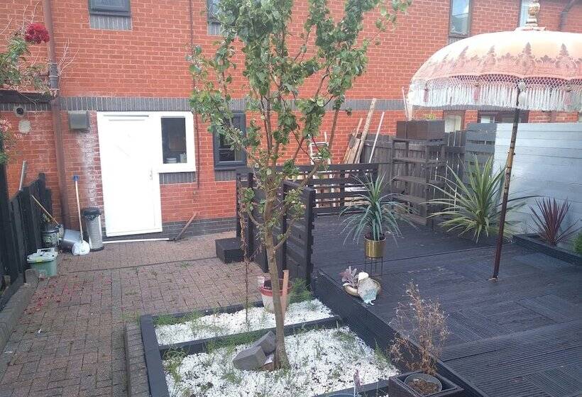 Beautiful 2 Bed House In Bolton With Free Parking