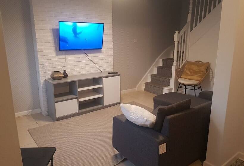 Beautiful 2 Bed House In Bolton With Free Parking