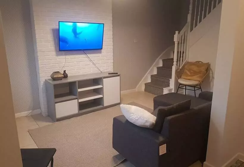 Beautiful 2 Bed House In Bolton With Free Parking