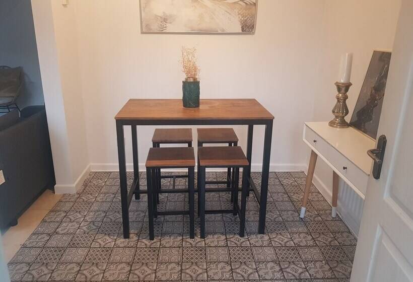 Beautiful 2 Bed House In Bolton With Free Parking