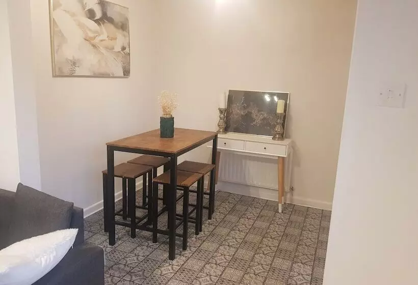 Beautiful 2 Bed House In Bolton With Free Parking