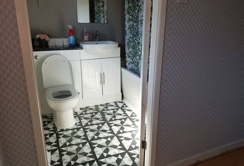 Beautiful 2 Bed House In Bolton With Free Parking