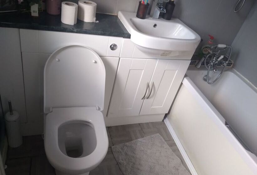 Beautiful 2 Bed House In Bolton With Free Parking