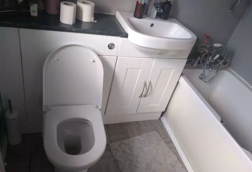 Beautiful 2 Bed House In Bolton With Free Parking