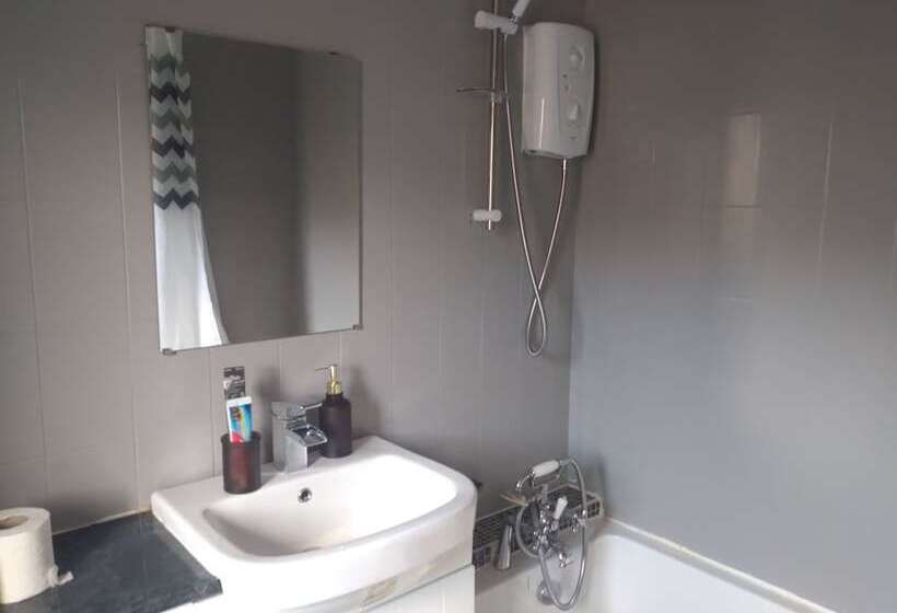 Beautiful 2 Bed House In Bolton With Free Parking